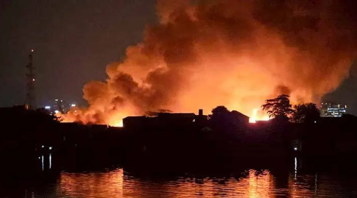 কড়াইল বস্তিতে আগুন নিয়ন্ত্রণে ফায়ার সার্ভিসের ১৬ ইউনিট